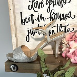 American Glamour Badgley Mischka Silver Sparkle Heels Open Toe Womens 8 Sequins